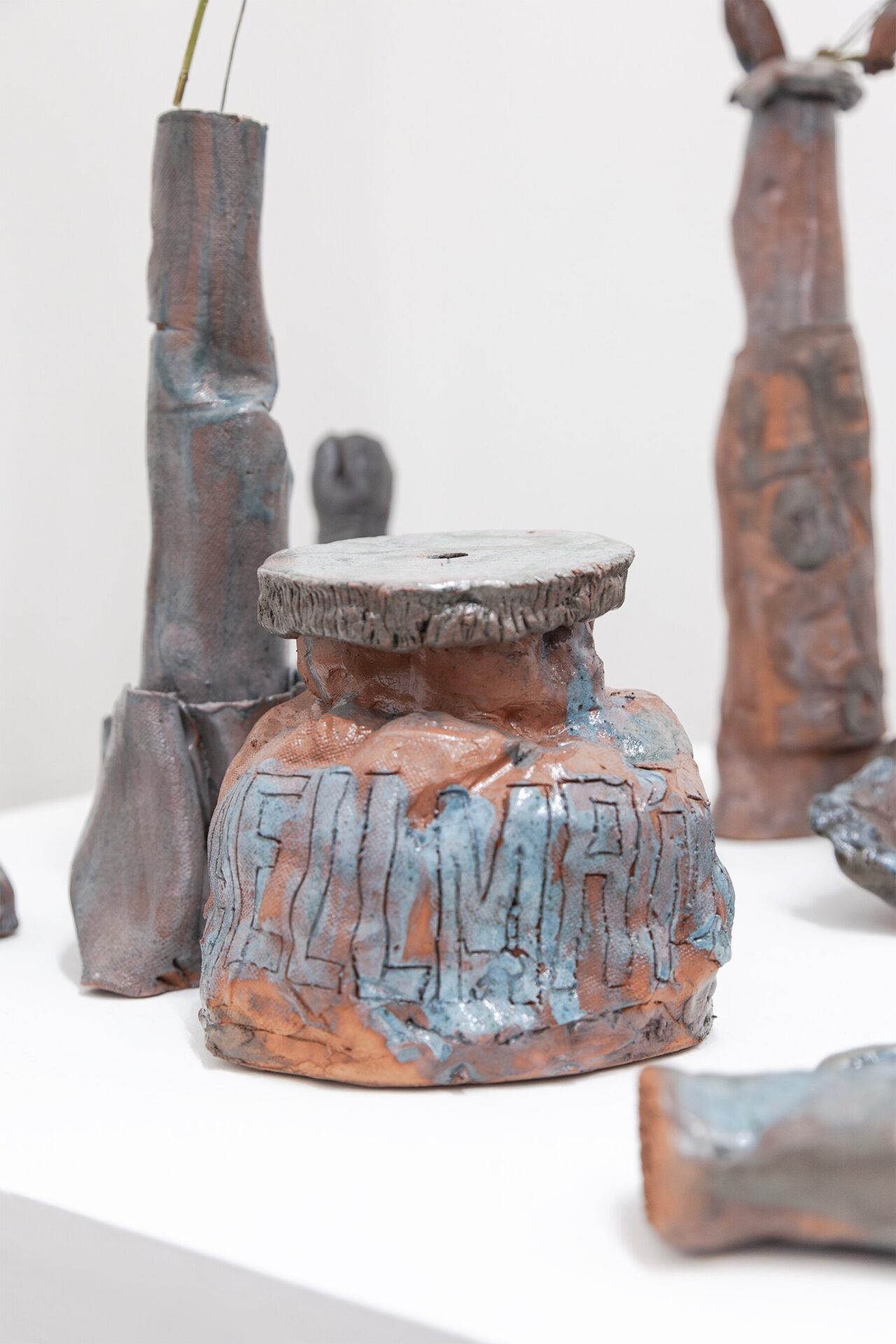 Prensa ↝ ACROMATICA REVISTA, GASTÓN FOURNIER  “MAQUETAS DEL DESGASTE. VESTIGIOS DEL DESEO” SOBRE ‘TODO ES PRESTADO’ DE LIV SCHULMAN