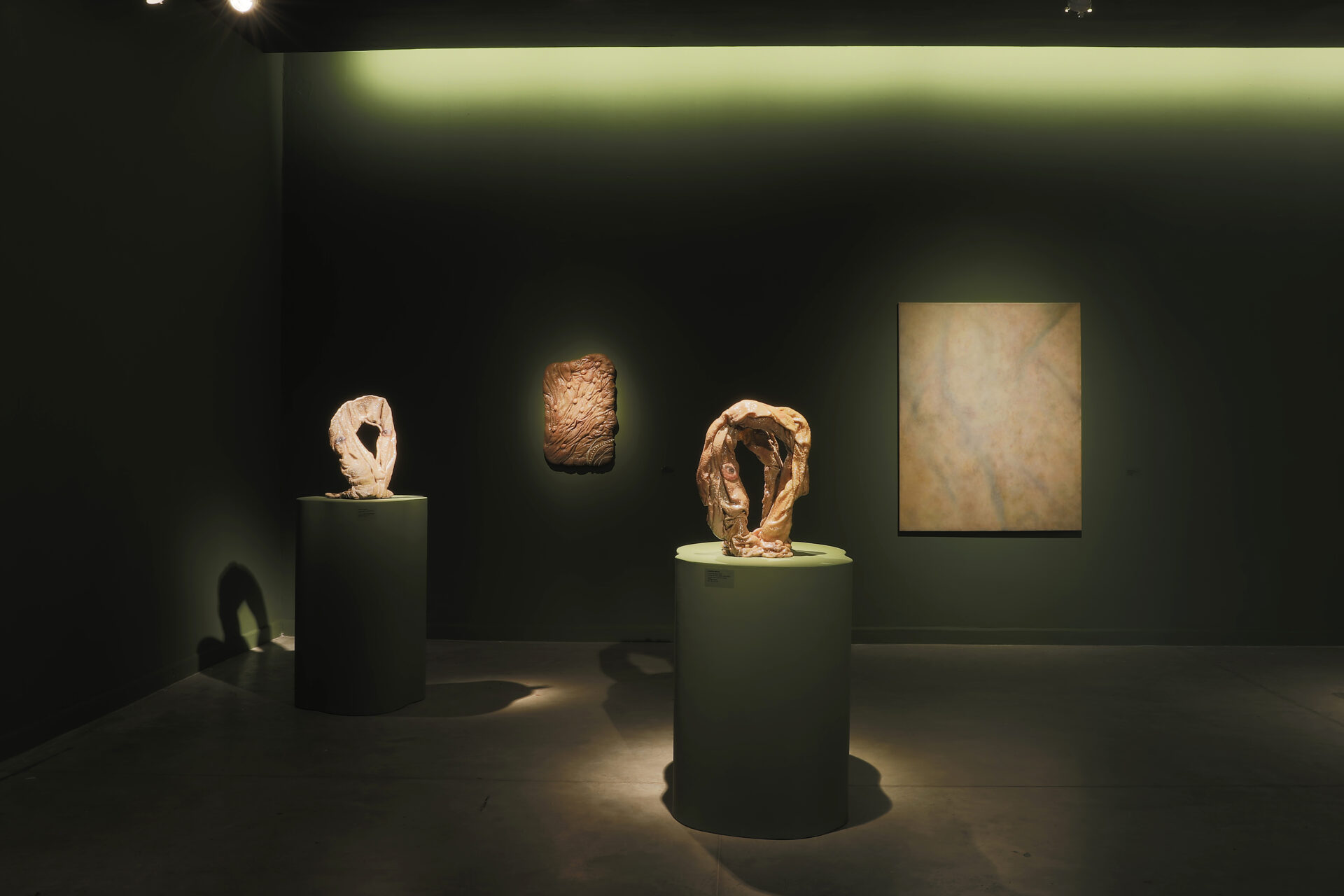 Prensa ↝ SUPLEMENTO RADAR (PÁGINA 12), IMANOL SUBIELA SALVO “JOSEFINA LABOURT EXPONE OBRAS SOBRE EL IMPLACABLE PASO DEL TIEMPO” SOBRE ‘LA VIGILIA DE LOS HARAPOS’ DE JOSEFINA LABOURT